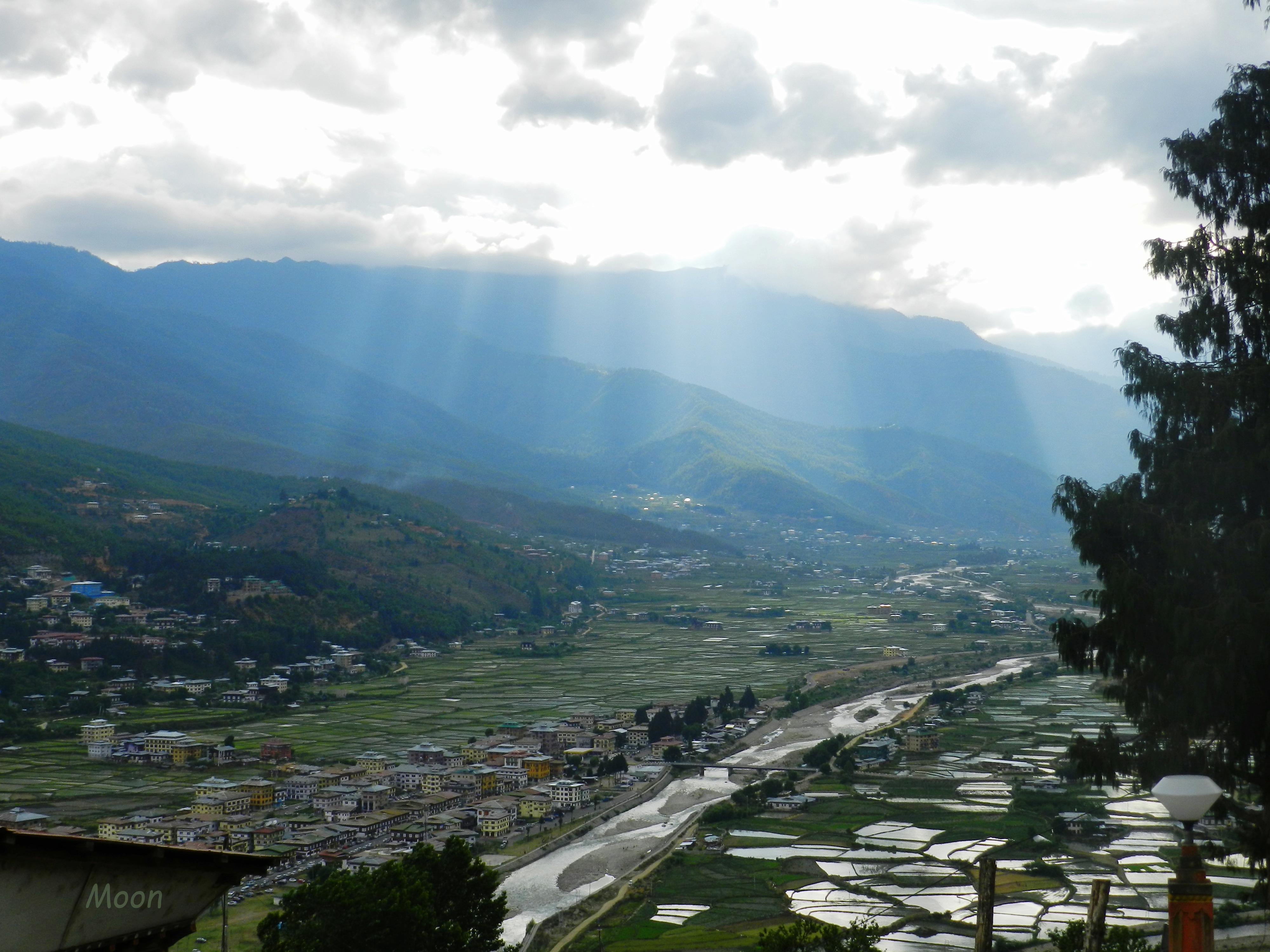 BHUTAN - STREETTROTTER